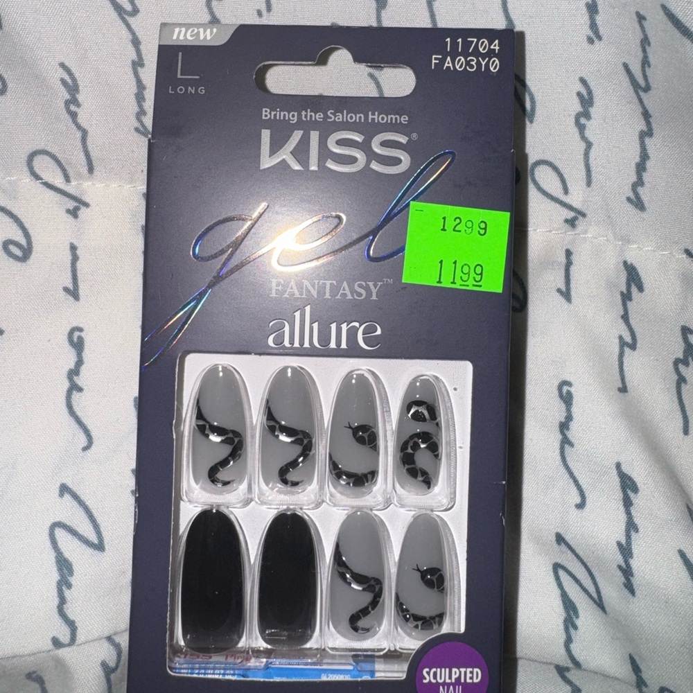 Kiss Gel Fantasy Allure Nails in Black and Gray